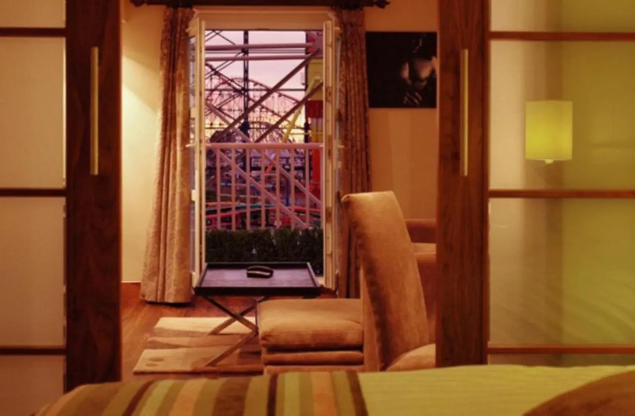****  The Big Blue Hotel - Blackpool Pleasure Beach United Kingdom